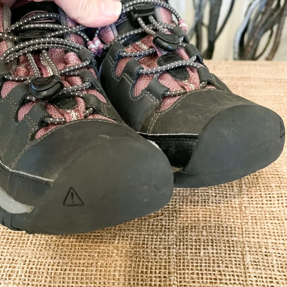Keen Kids Hiking Boot in Black and Pink